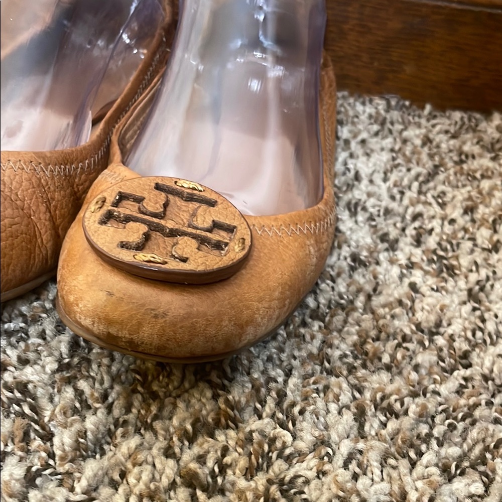 Tory Burch Tan Flats with Iconic Logo - Picture 3 of 7